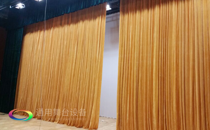 舞臺大幕舞臺阻燃幕布www.syybl.cn、二、三道幕等分割表演區(qū)域，移換場景不間斷